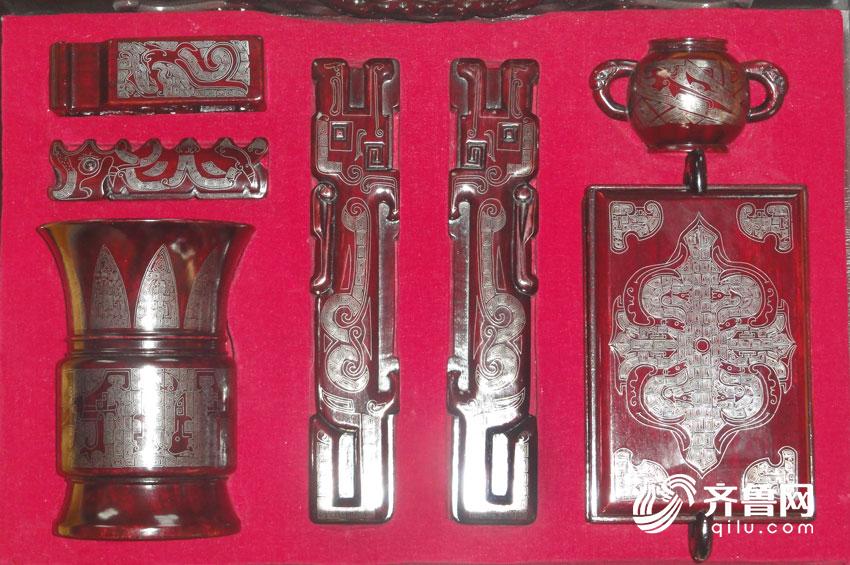 潍坊红木嵌银漆器：片片红木细细银丝 凝聚传承大匠心